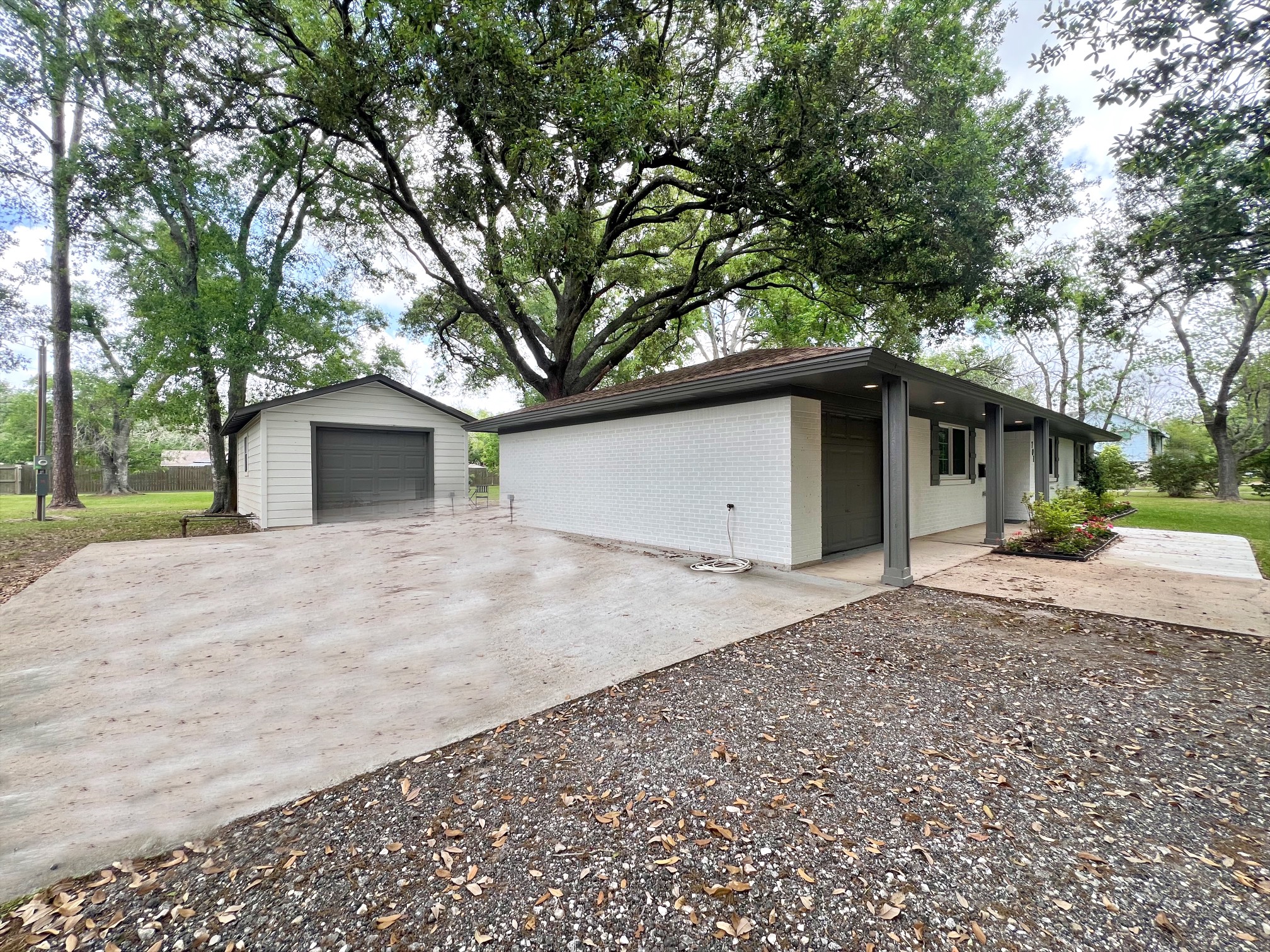 701 Cannan Drive Angleton, TX 77515 - Photo 2 of 25