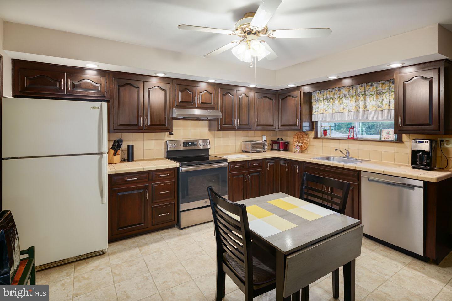 906 Davis Road Barrington, NJ 08007 - Photo 10 of 33