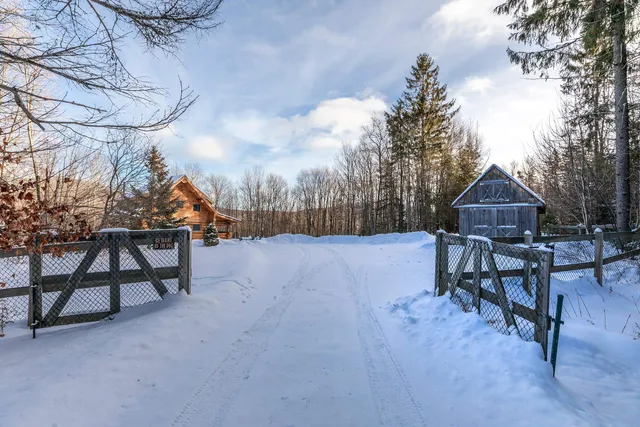 $899,000 | 281 Yale Road, Mount Holly, VT 05730