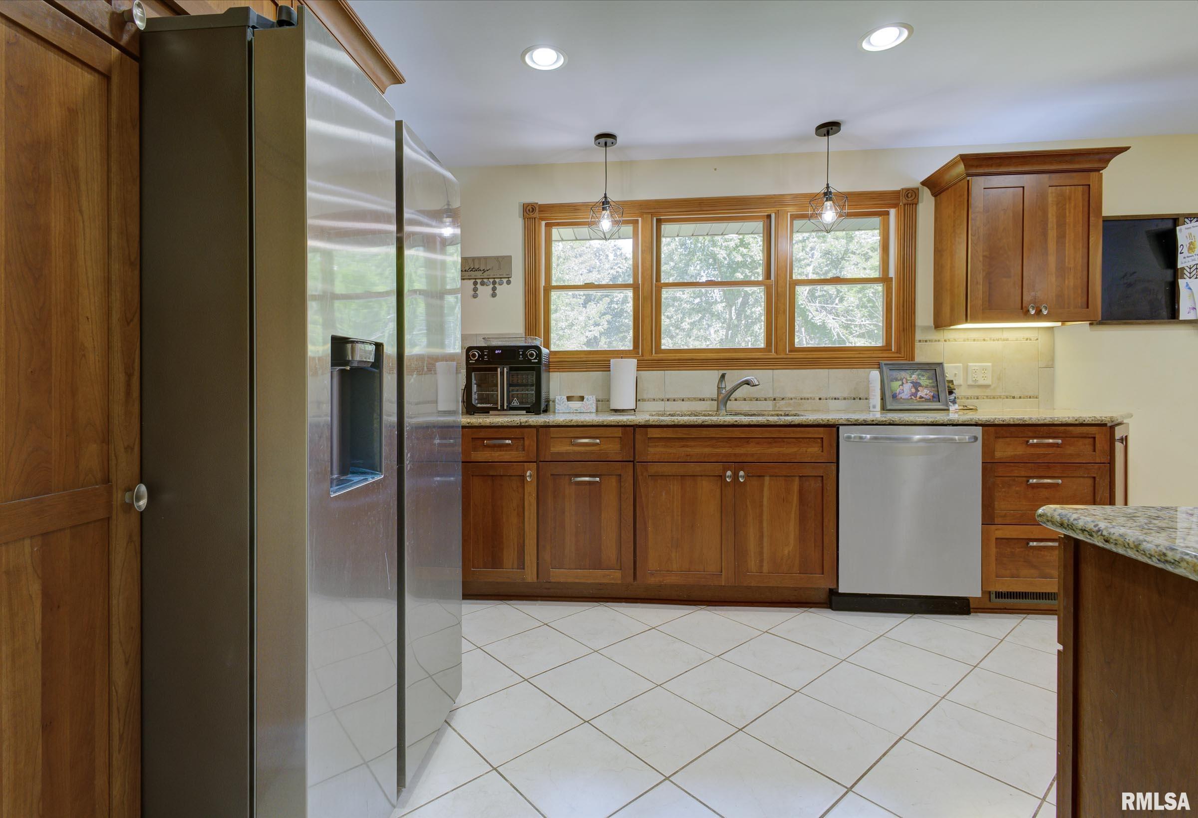 319 Robin Road Macomb, IL 61455 - Photo 10 of 34