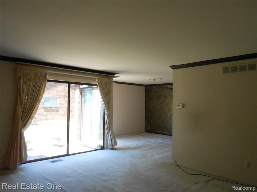 29346 Wellington Road West Southfield, MI 48034 - Photo 7 of 27