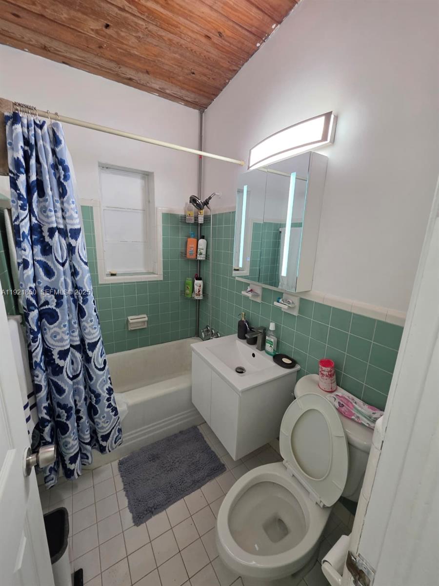 30232 Southwest 172nd Avenue Homestead, FL 33030 - Photo 13 of 31 a bathroom with a sink toilet and tub