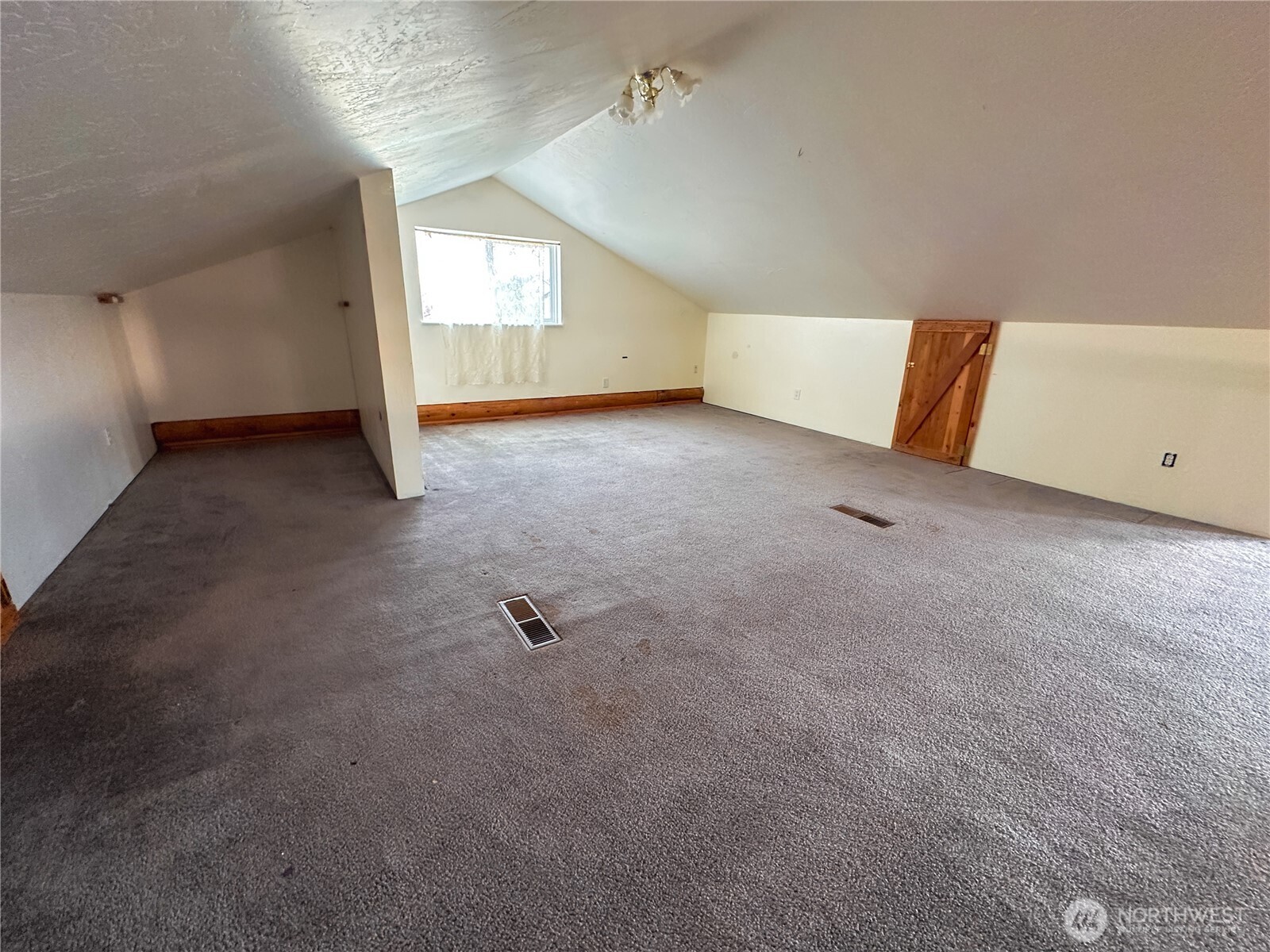 161802 West Buena Vista Road Prosser, WA 99350 - Photo 30 of 40 an empty room with windows
