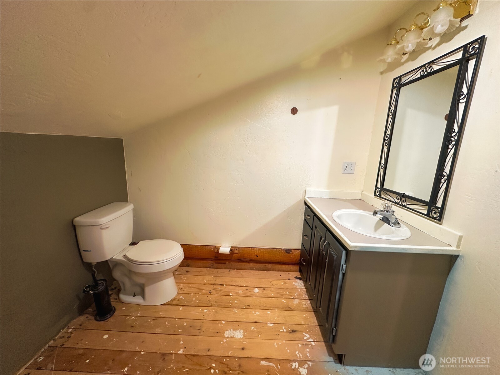 161802 West Buena Vista Road Prosser, WA 99350 - Photo 31 of 40 a bathroom with a sink toilet and mirror