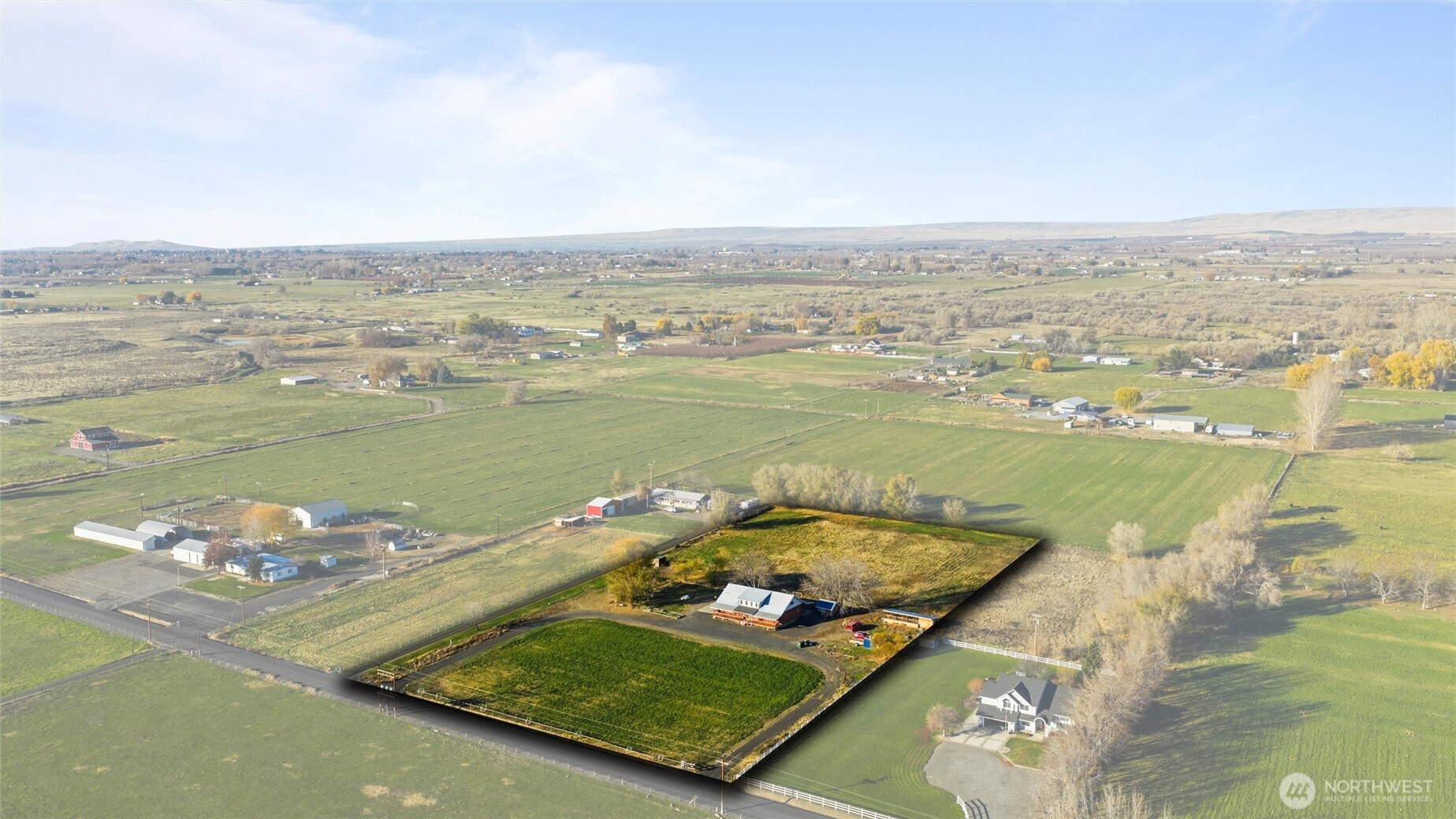 161802 West Buena Vista Road Prosser, WA 99350 - Photo 38 of 40 an aerial view of a ocean with residential houses with outdoor space