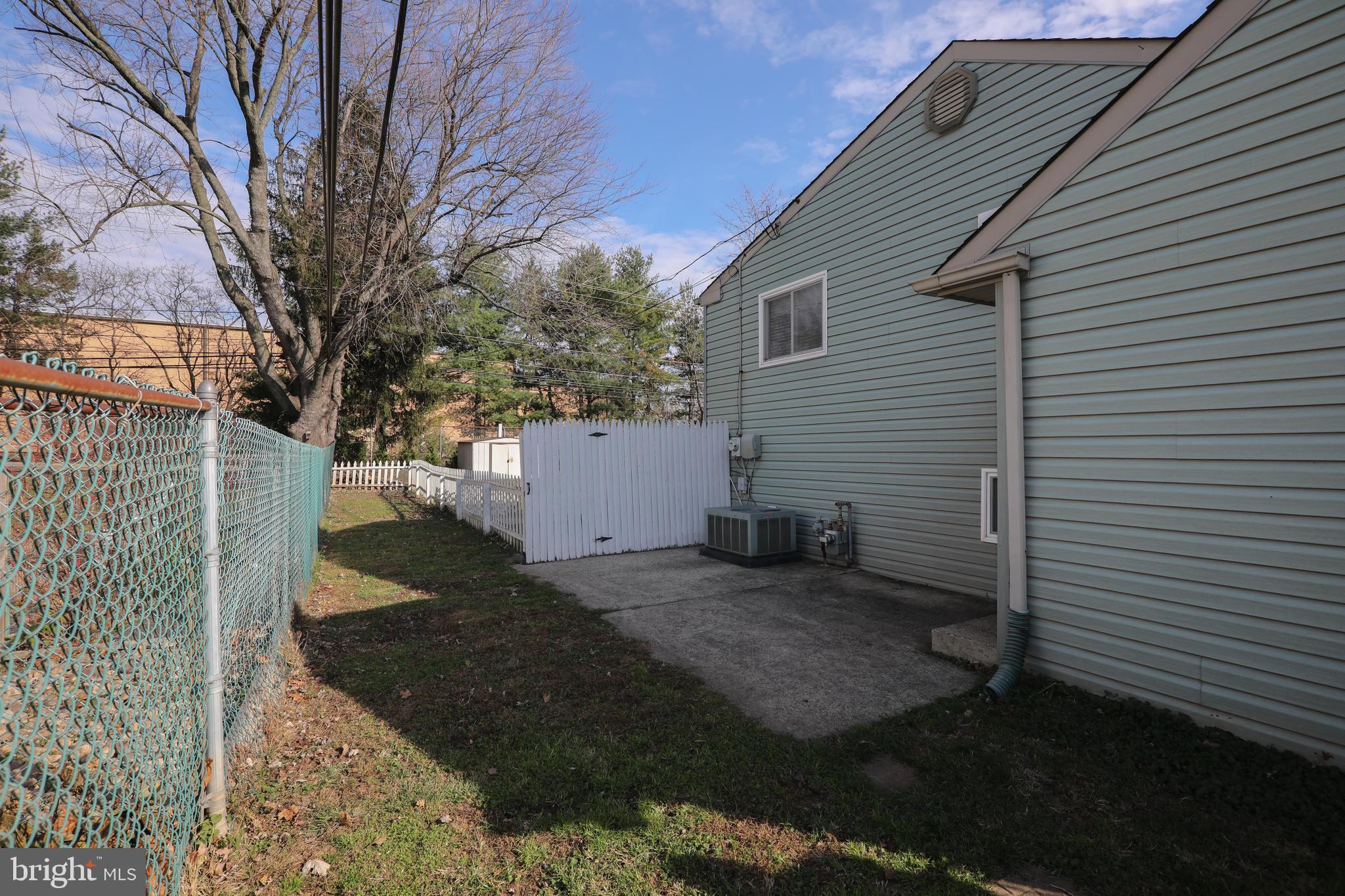 685 Cypress Road Warminster, PA 18974 - Photo 36 of 41 Separate side dog run.