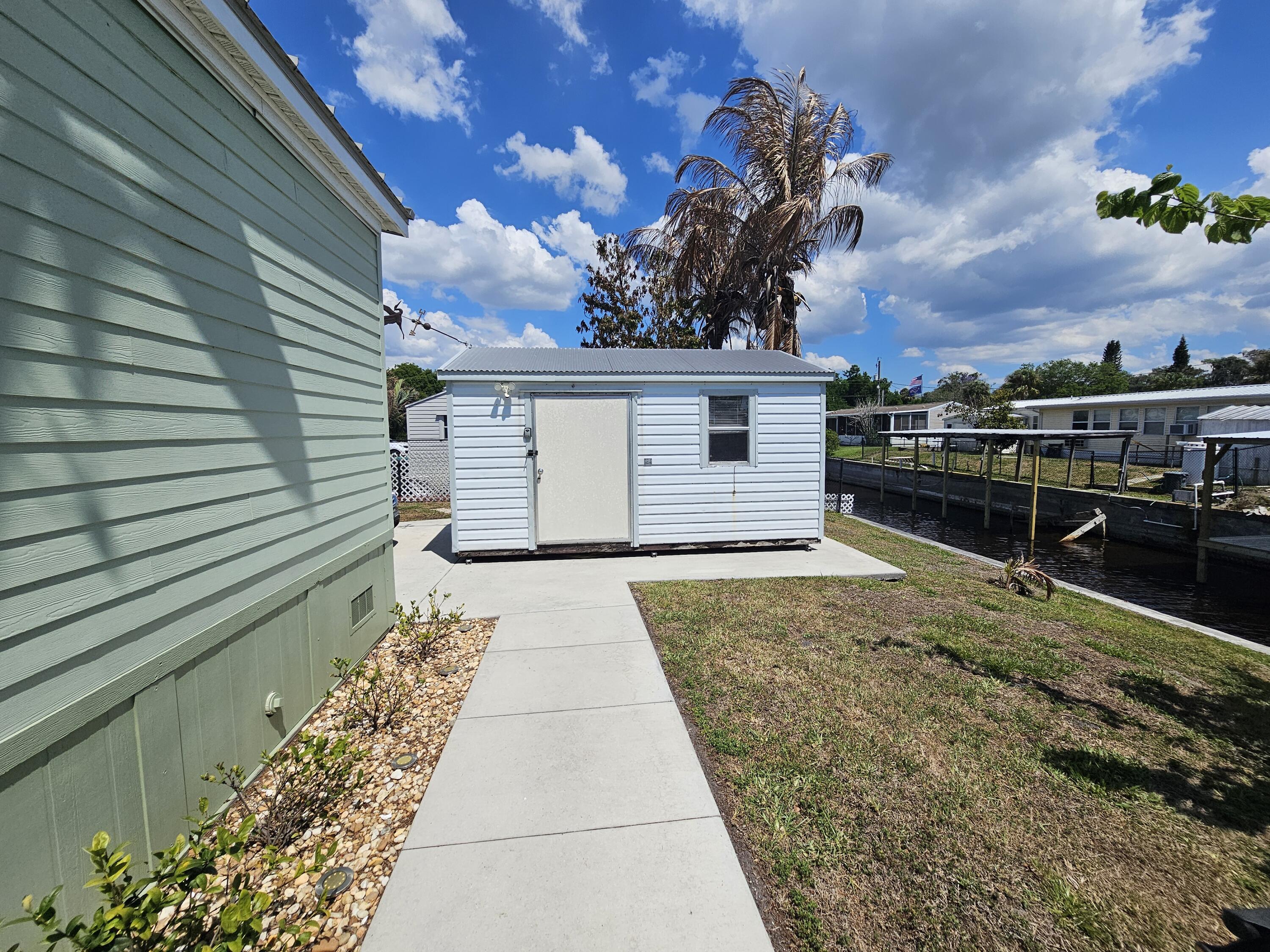 7902 Southeast 95th Trail Okeechobee, FL 34974 - Photo 7 of 36 a balcony with a table and chairs