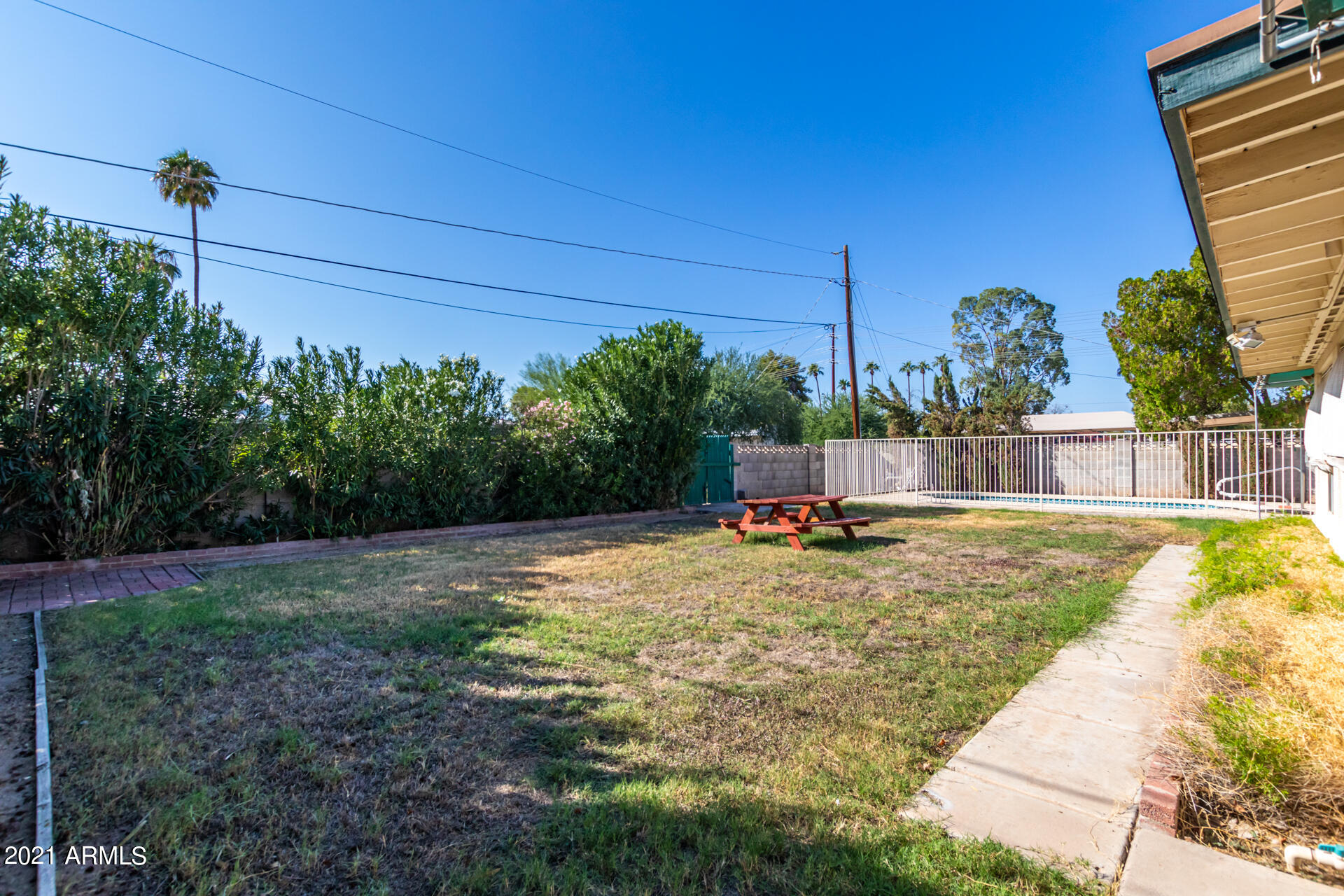 3308 South Newberry Road Tempe, AZ 85282 - Photo 38 of 38 a backyard of a house with lots of green space
