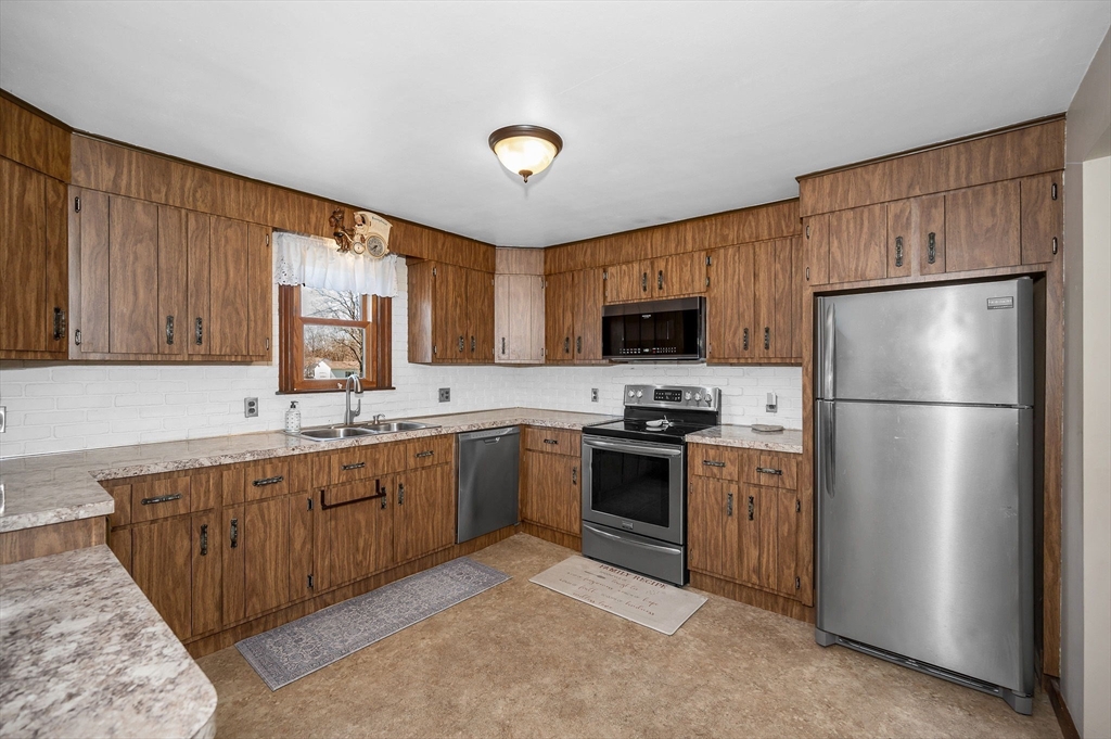 17 Roland Avenue Dracut, MA 01826 - Photo 10 of 35