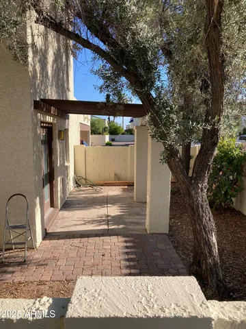 a view of a entrance gate of the house