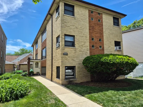 $1,800 | 5855 West Higgins Avenue, Unit GF, Chicago, IL 60630
