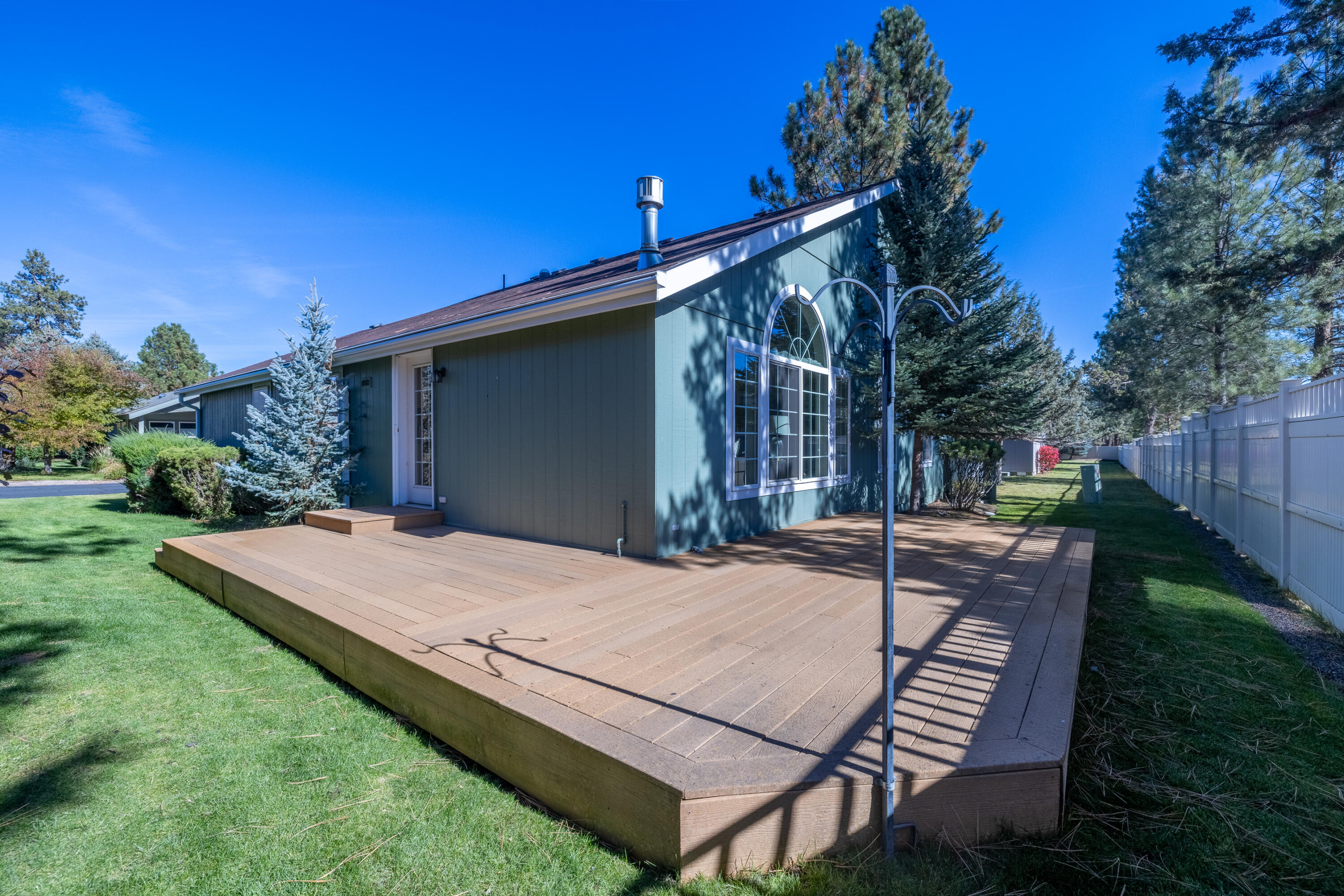 278 North Wheeler Loop Sisters, OR 97759 - Photo 19 of 22 a patio with a table and chairs and potted plants