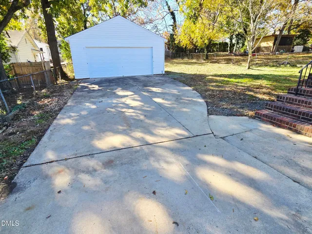 a view of a yard with a house
