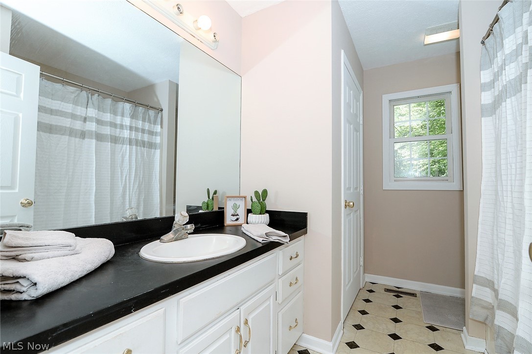 3432 Shellhart Road Barberton, OH 44203 - Photo 19 of 33 *1ST FLOOR FULL BATHROOM WITH LINEN CLOSET FOR STORAGE ~