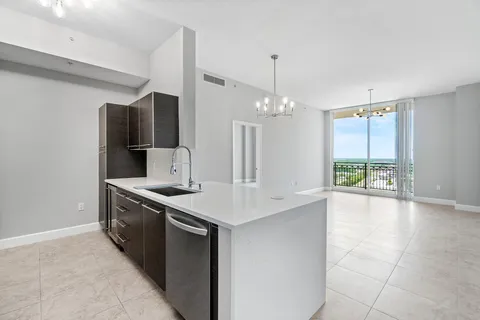 $879,900 | 550 Okeechobee Boulevard, Unit LPH05, West Palm Beach, FL 33401
