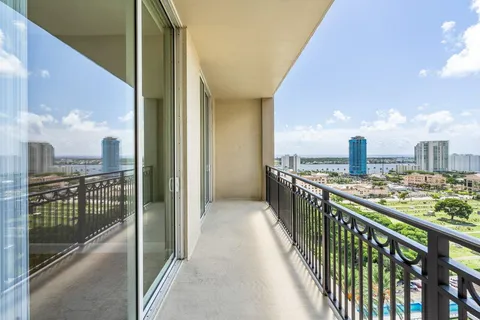 $879,900 | 550 Okeechobee Boulevard, Unit LPH05, West Palm Beach, FL 33401