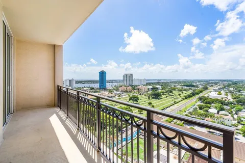 $879,900 | 550 Okeechobee Boulevard, Unit LPH05, West Palm Beach, FL 33401