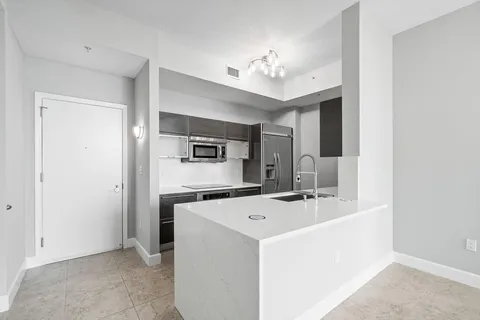 $879,900 | 550 Okeechobee Boulevard, Unit LPH05, West Palm Beach, FL 33401