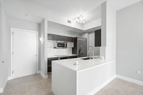 $879,900 | 550 Okeechobee Boulevard, Unit LPH05, West Palm Beach, FL 33401