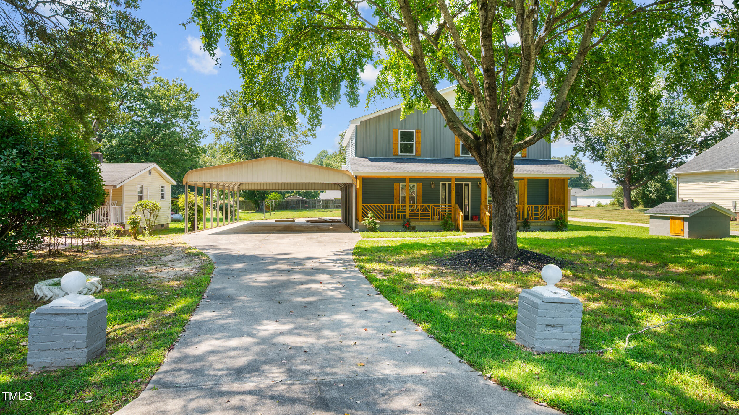 2634 William Allen Road Burlington, NC 27217 - Photo 2 of 37 a front view of a house with garden