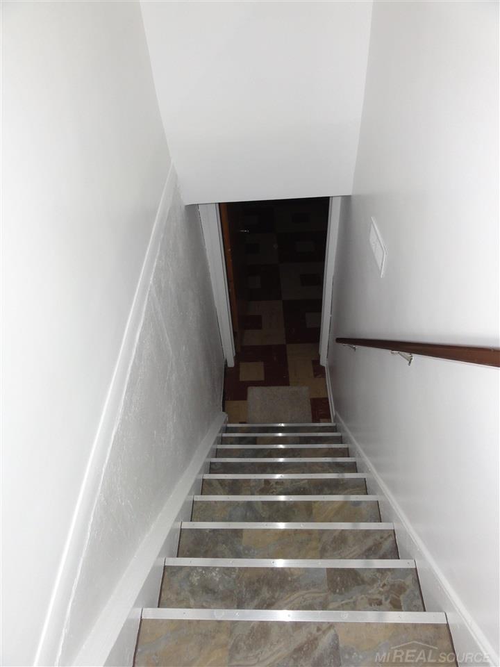16770 Bell Eastpointe, MI 48021 - Photo 23 of 33 50068423-24.JPG
