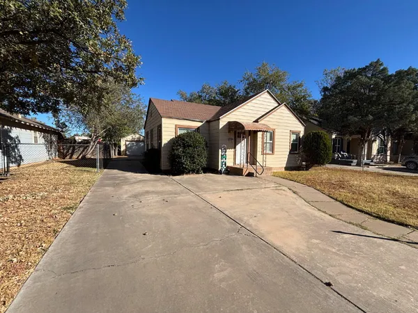 $1,050 | 2318 20th Street, Lubbock, TX 79411