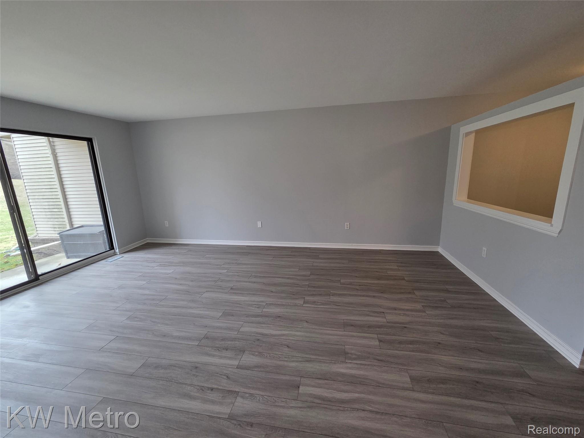 6680 Ridgefield Circle, Unit 104 West Bloomfield, MI 48322 - Photo 3 of 20 LIVING ROOM VIEW ONE