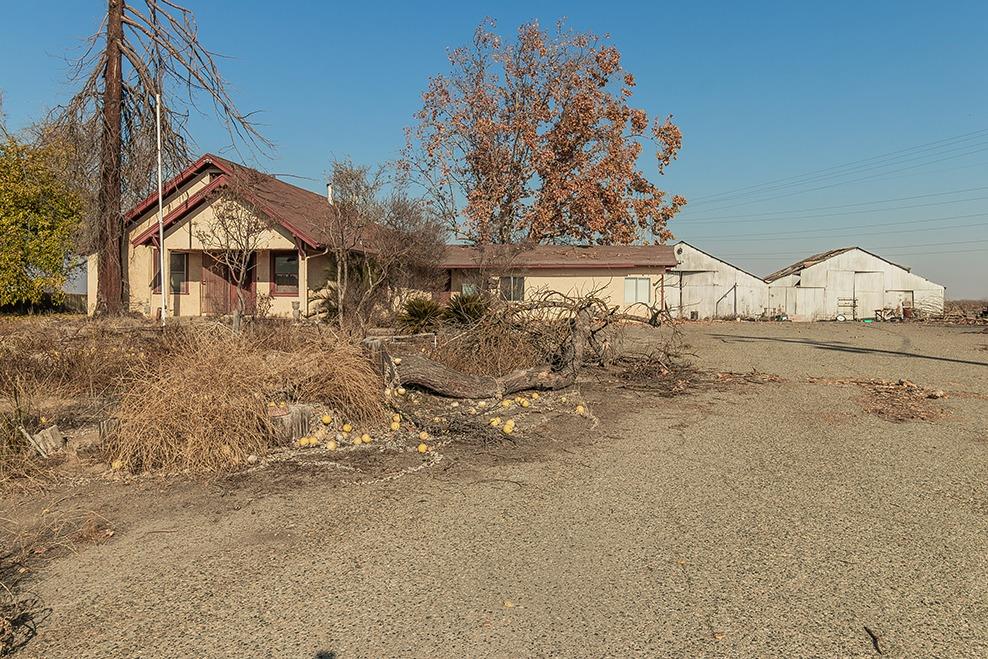 32015 Ave 10 Madera, CA 93636 - Photo 12 of 24 front view of a house with a dry yard