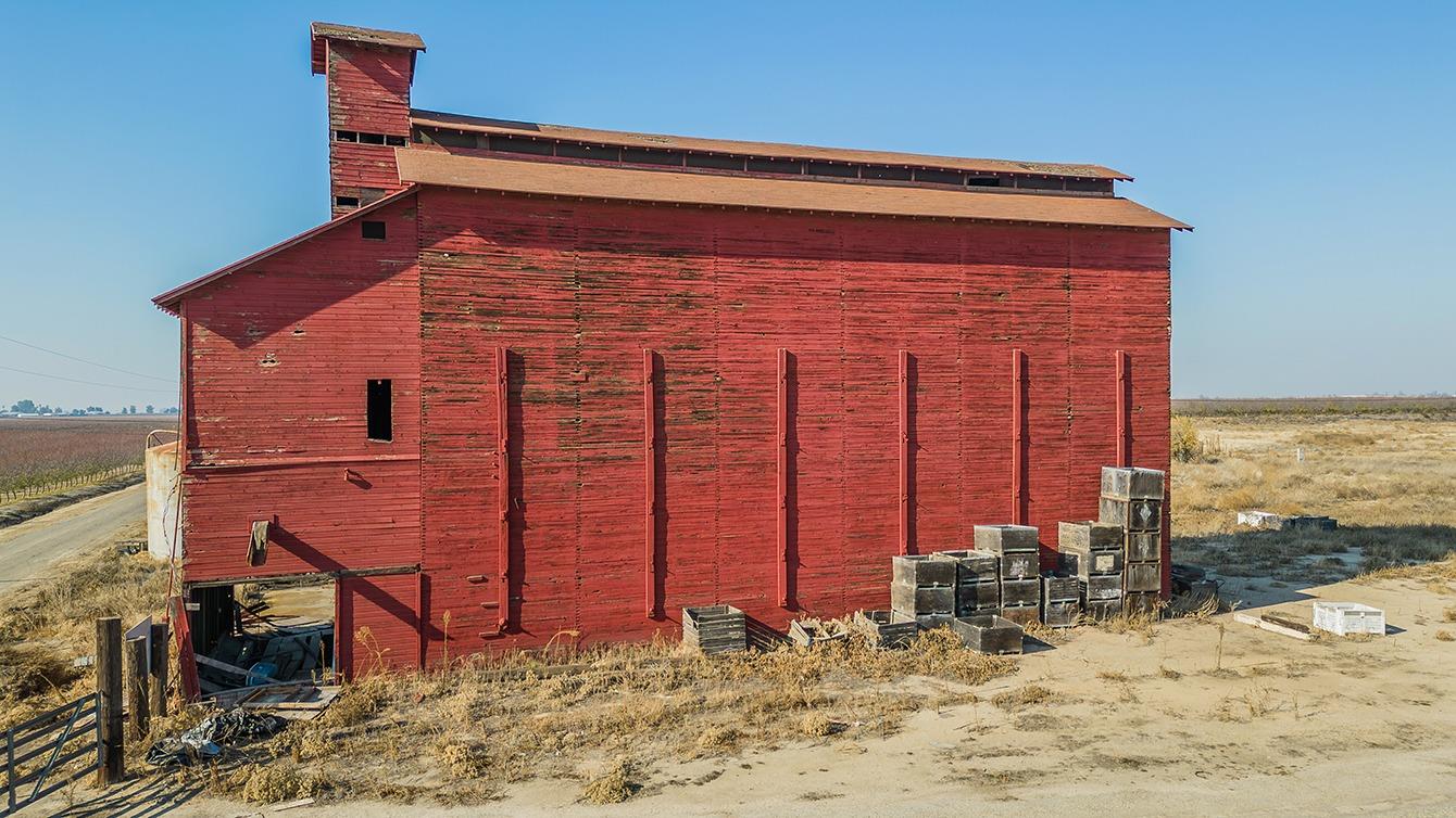 32015 Ave 10 Madera, CA 93636 - Photo 4 of 24 a front view of a house with a yard
