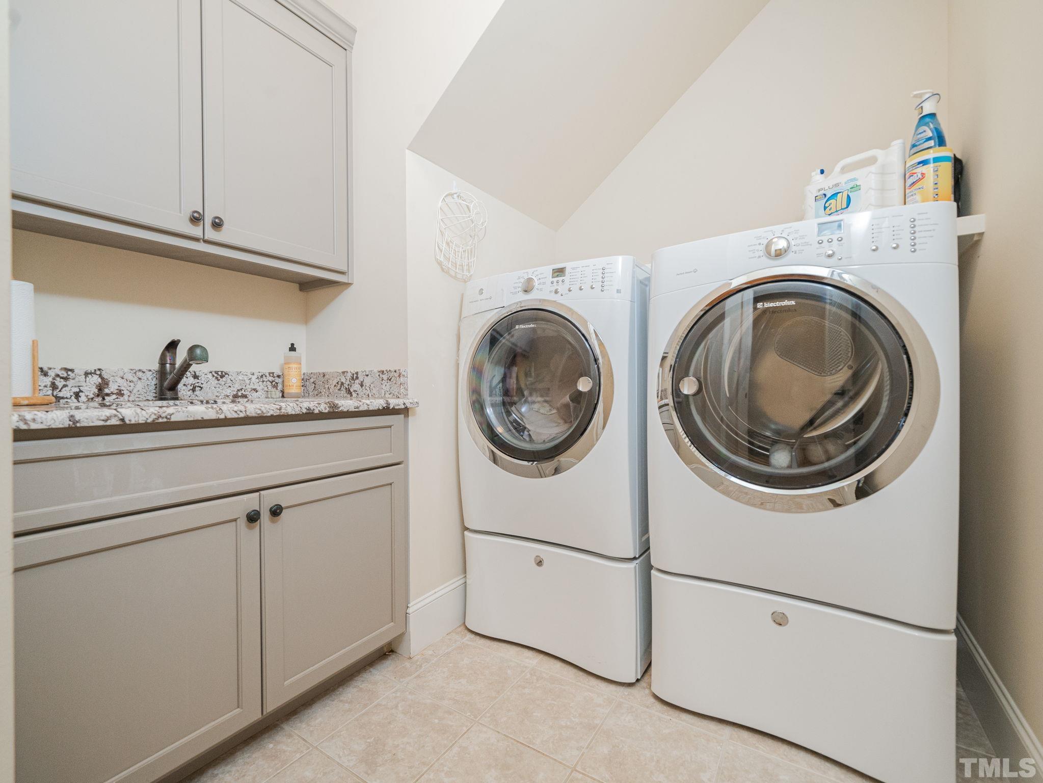 842 Cranbrook Road Raleigh, NC 27609 - Photo 18 of 39 a utility room with sink dryer and washer