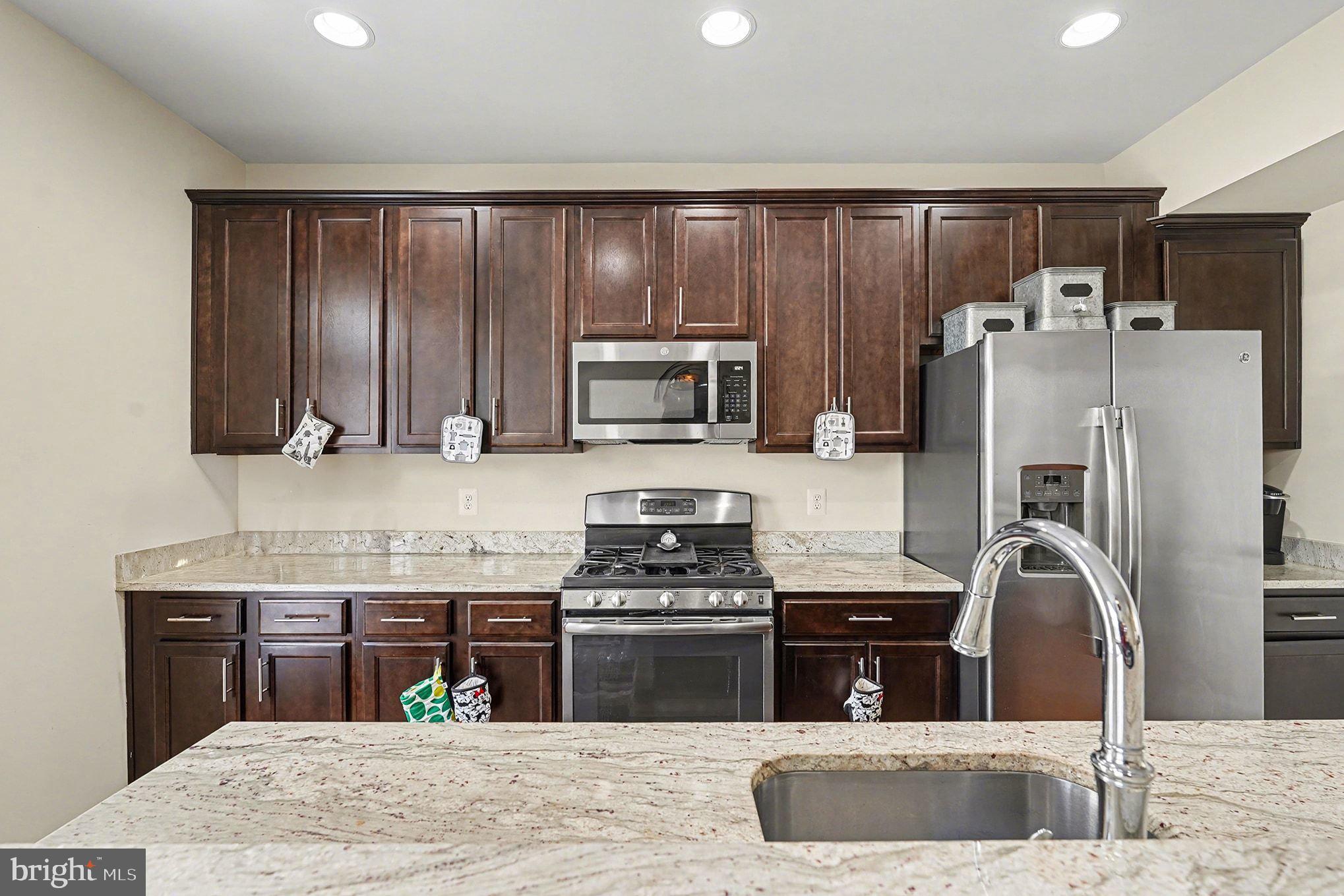 4440 Potomac Highlands Circle Triangle, VA 22172 - Photo 7 of 34 a kitchen with stainless steel appliances granite countertop a refrigerator stove and oven