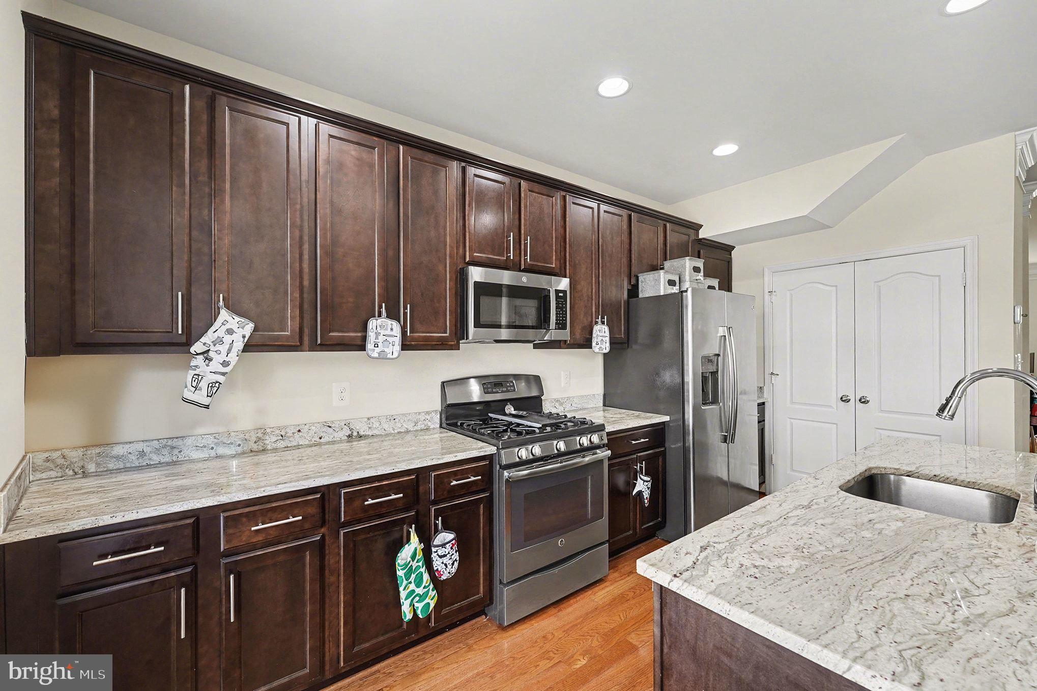4440 Potomac Highlands Circle Triangle, VA 22172 - Photo 9 of 34 a kitchen with stainless steel appliances granite countertop a sink stove and refrigerator