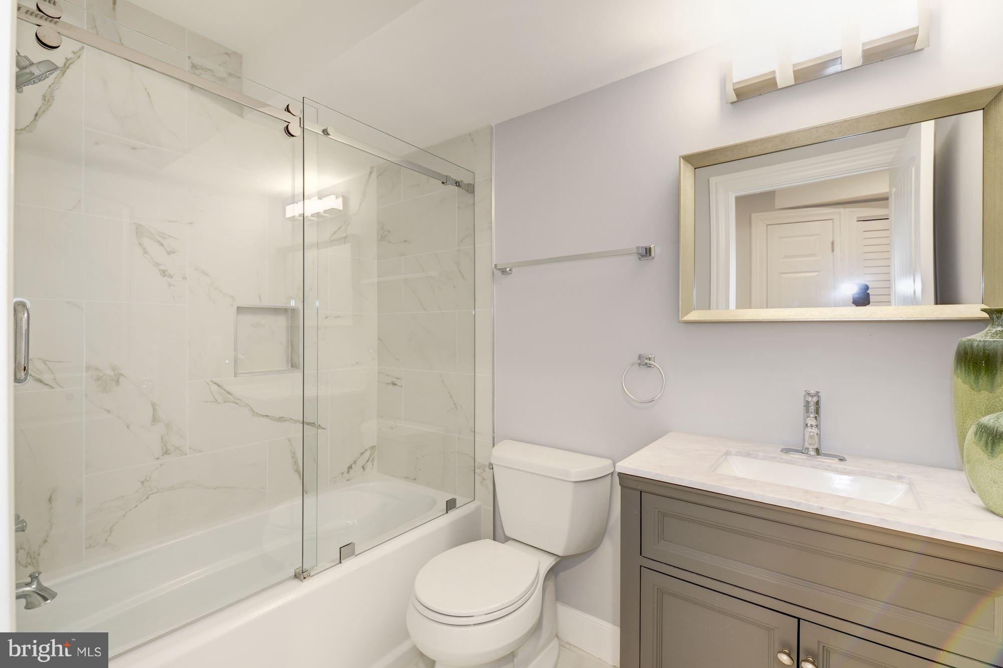 6 R Street Northwest, Unit 1 Washington, DC 20001 - Photo 22 of 27 Bath