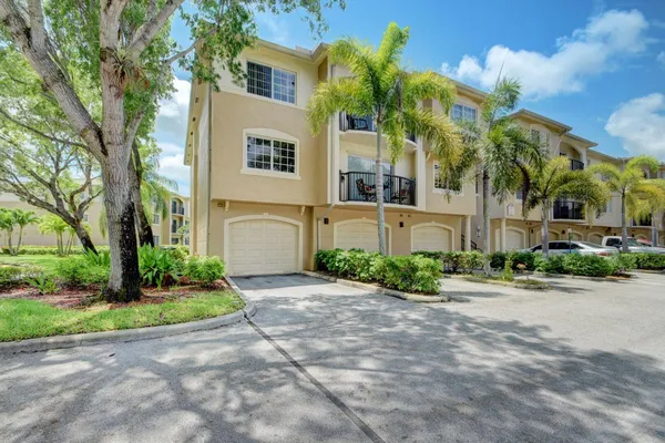 $280,000 | 300 Crestwood Court North, Unit 307, Royal Palm Beach, FL 33411