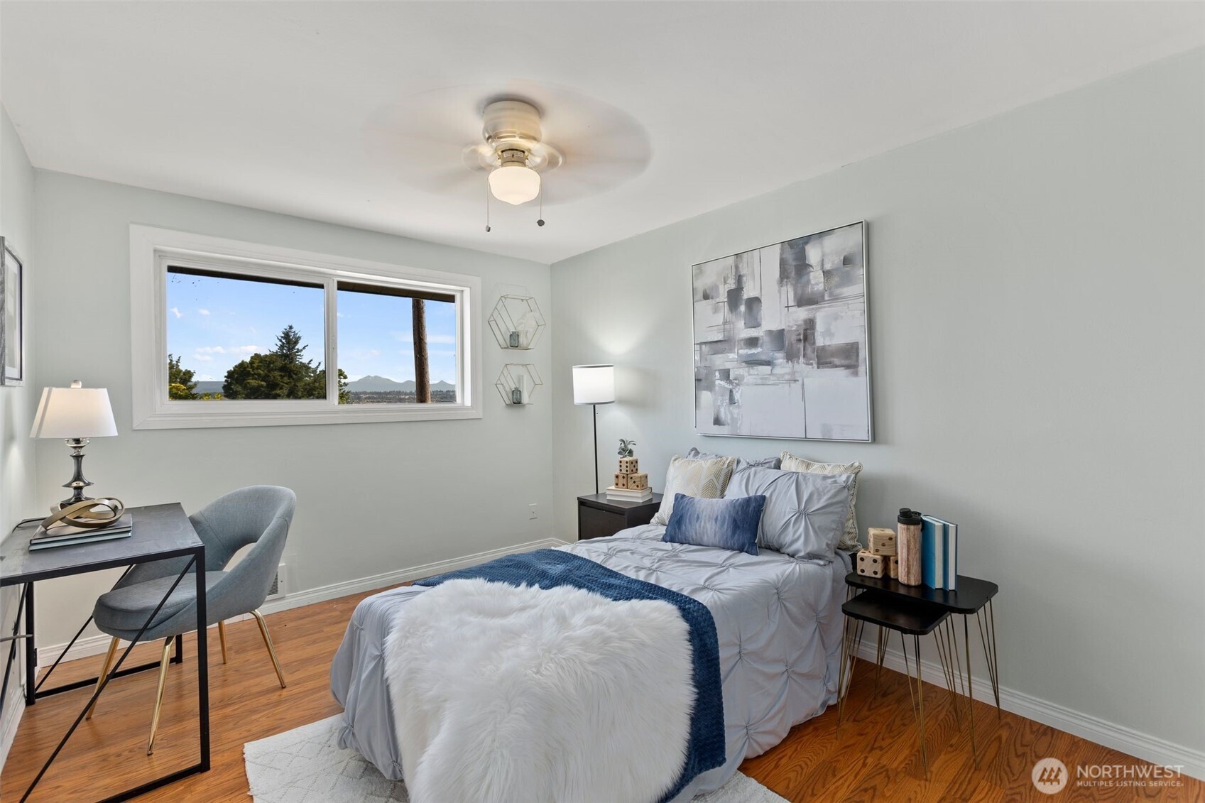 216 Bridgeway Everett, WA 98201 - Photo 28 of 40 a bedroom with a bed and a table in it