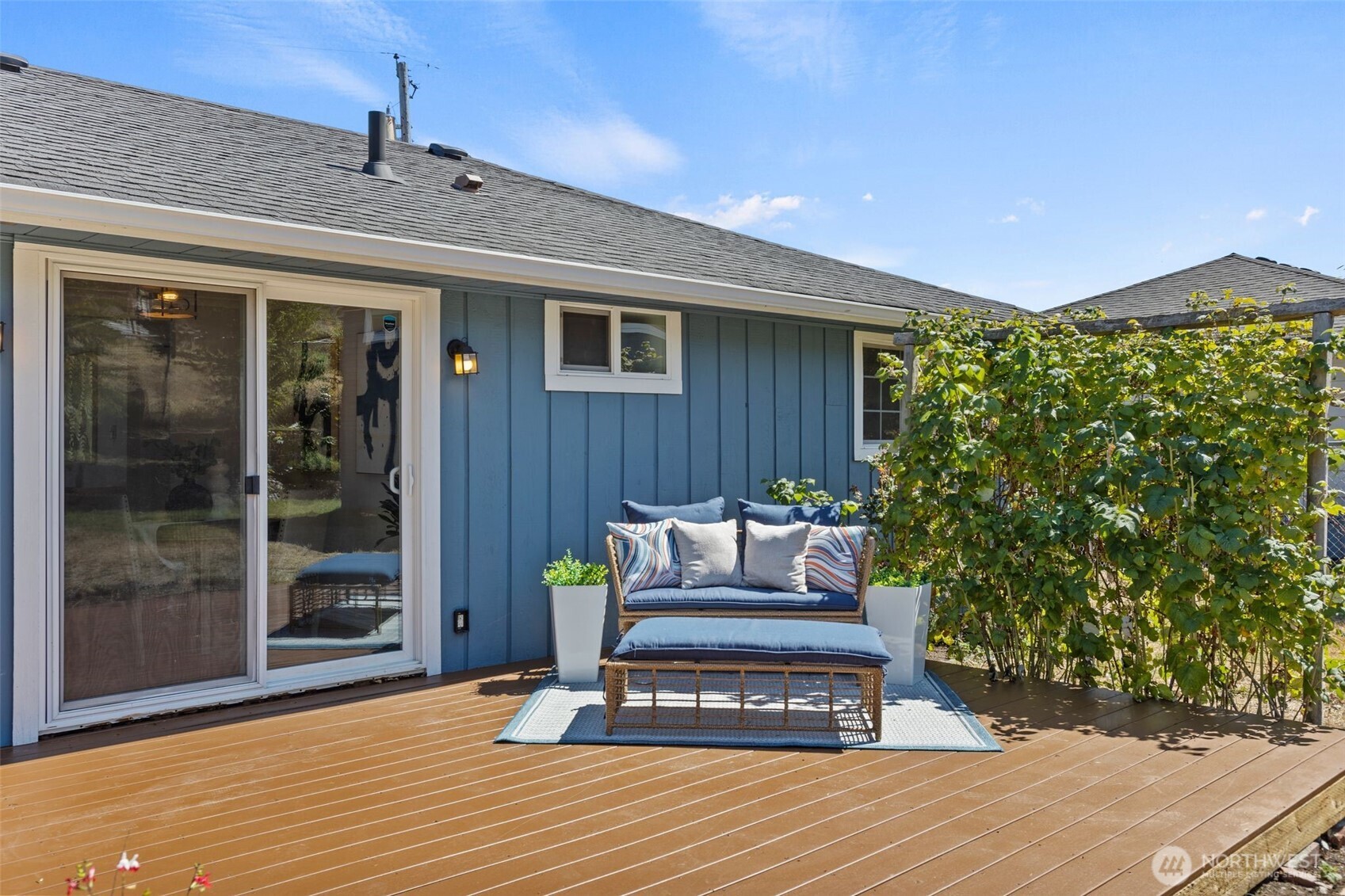 216 Bridgeway Everett, WA 98201 - Photo 37 of 40 a view of a patio with table and chairs and potted plants