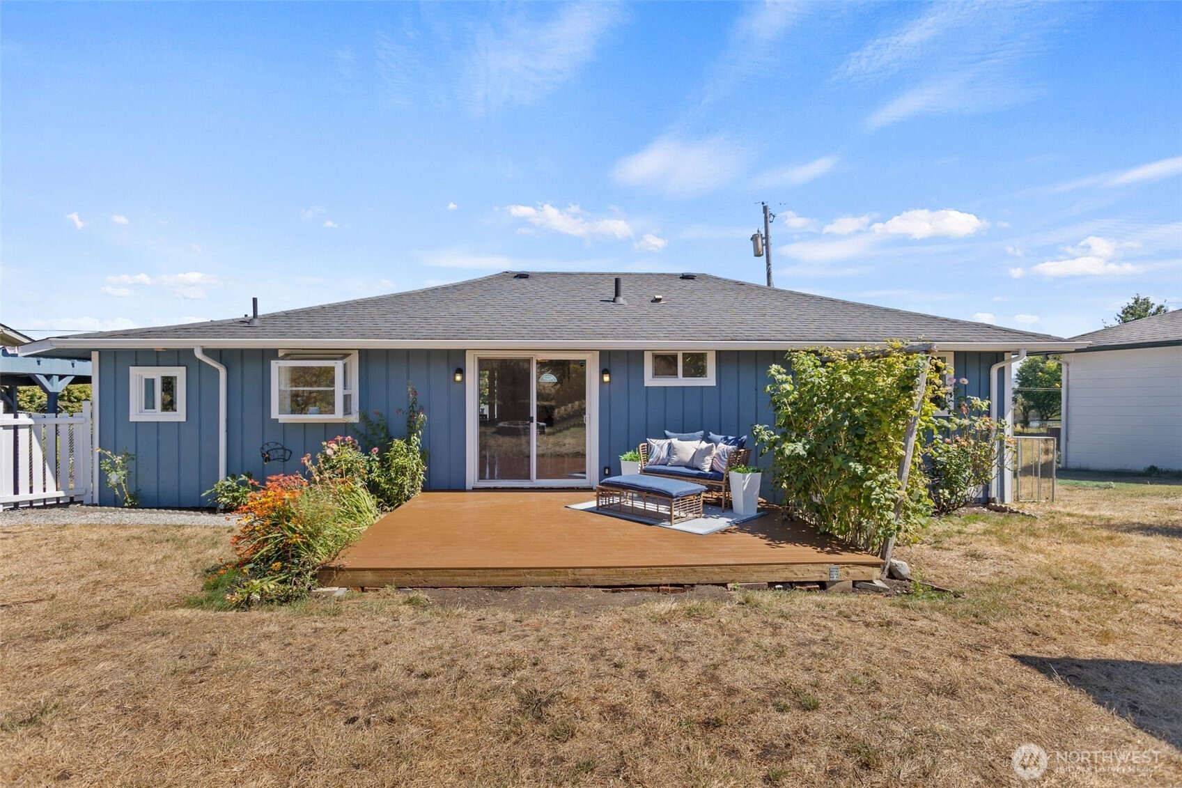 216 Bridgeway Everett, WA 98201 - Photo 40 of 40 a front view of a house with garden