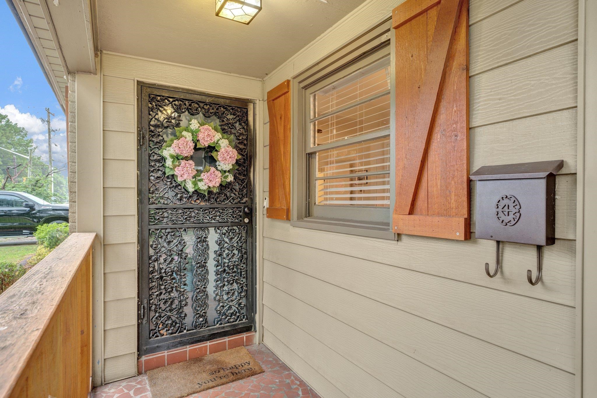 1459 Colonial Road Memphis, TN 38117 - Photo 4 of 33 a view of front door