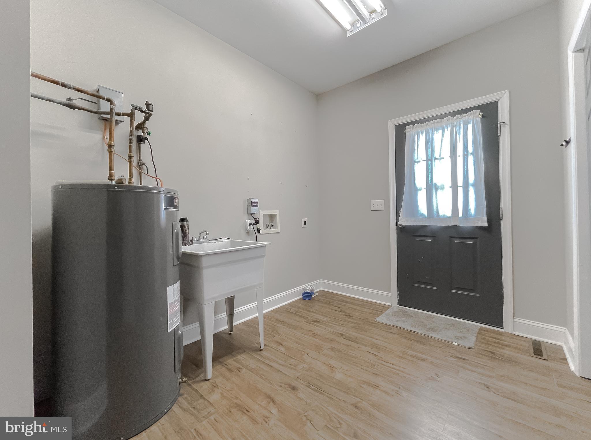 22030 Cartwright Road Leonardtown, MD 20650 - Photo 31 of 82 Laundrey/mudroom/deep sink