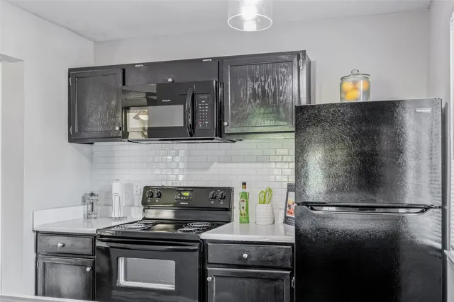 $1,003 | 4600 West Pioneer Drive, Unit 17, Irving, TX 75061