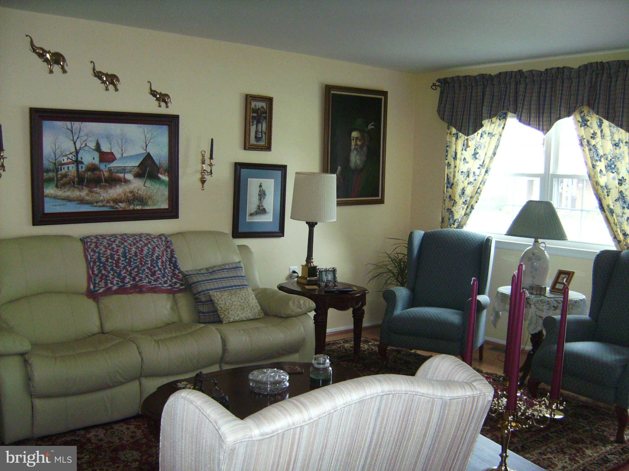 7068 Catalpa Road Frederick, MD 21703 - Photo 10 of 22 Living Room
