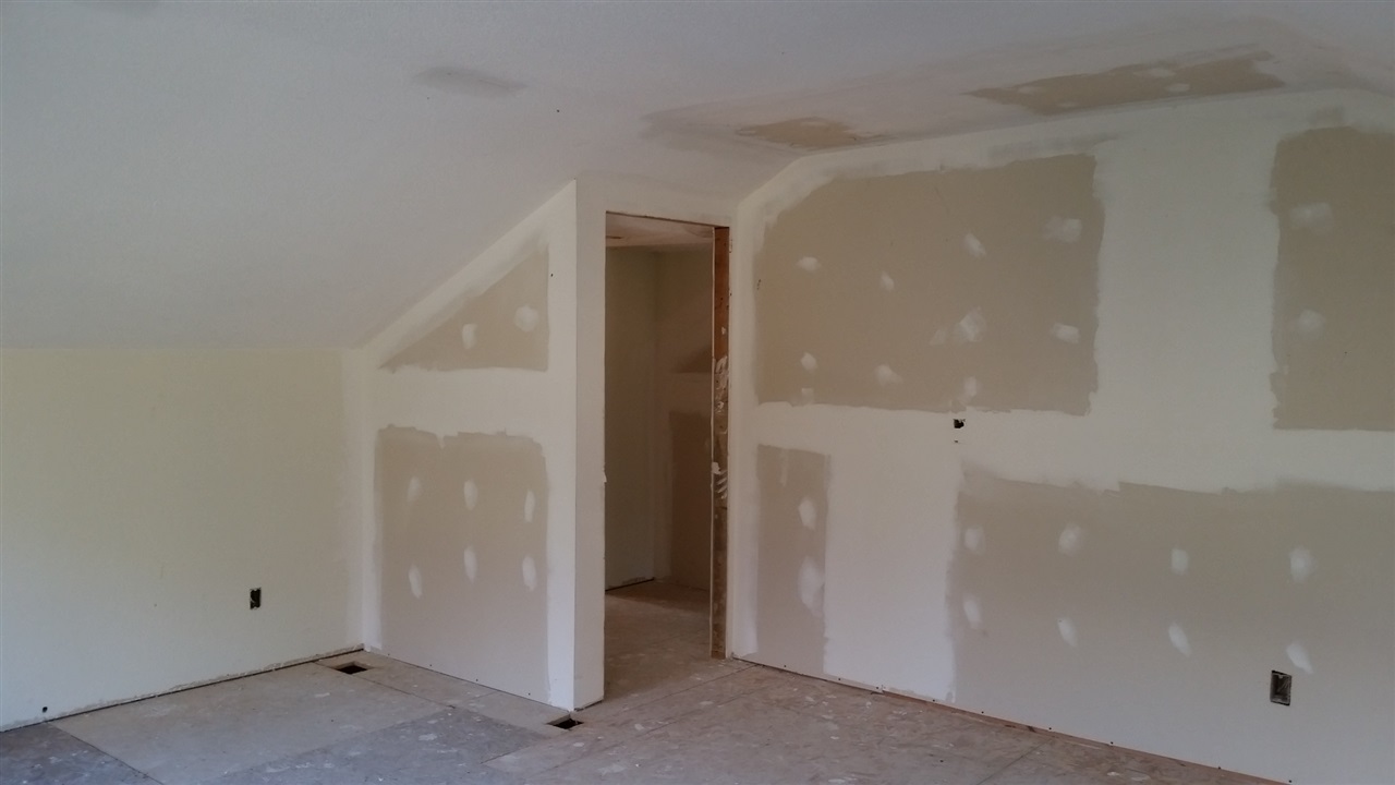 15946 East State Line Road Durand, IL 61024 - Photo 11 of 25 an empty room with closet