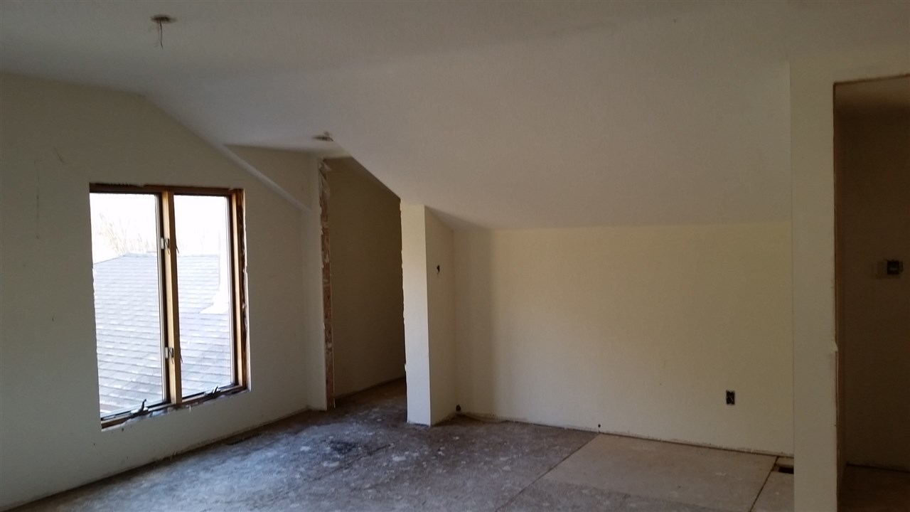 15946 East State Line Road Durand, IL 61024 - Photo 6 of 25 an empty room with windows
