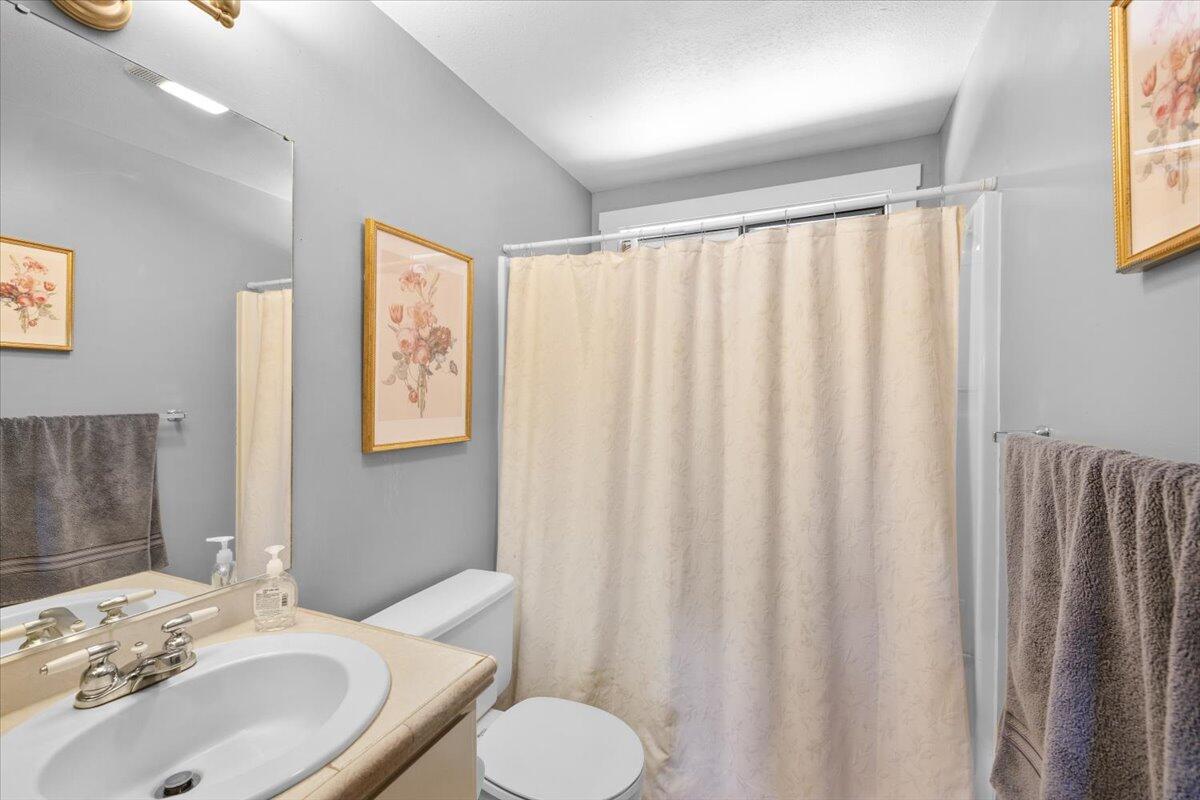 7670 Hyatt Prairie Road Ashland, OR 97520 - Photo 21 of 49 Main level: Full bath