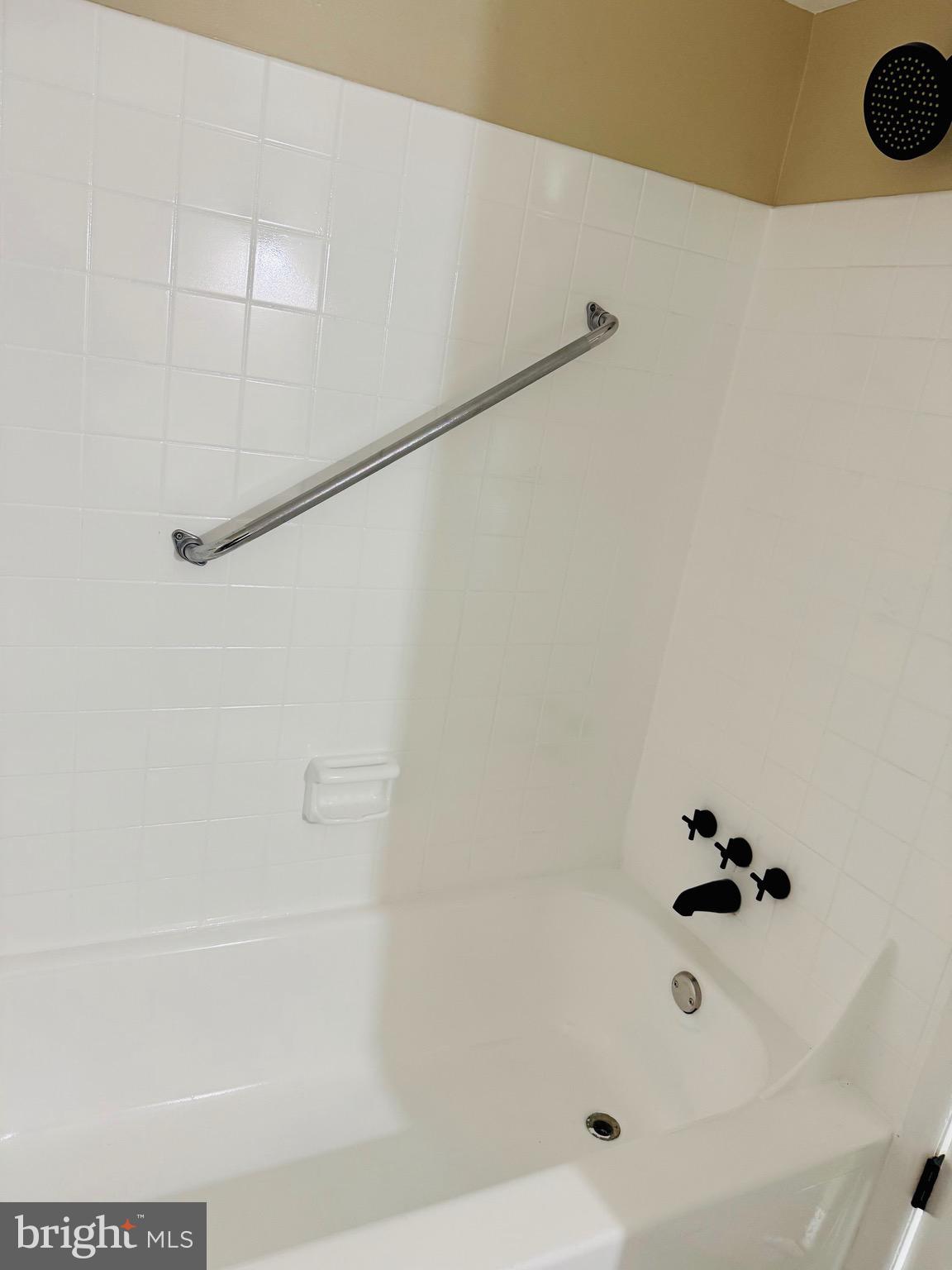 15712 Dorset Road, Unit 198 Laurel, MD 20707 - Photo 18 of 35 a bathroom with a bathtub
