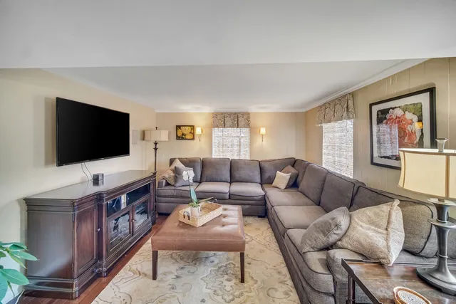 $775,000 | 9305 South Hoyne Avenue, Chicago, IL 60643