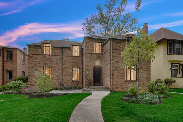$775,000 | 9305 South Hoyne Avenue, Chicago, IL 60643
