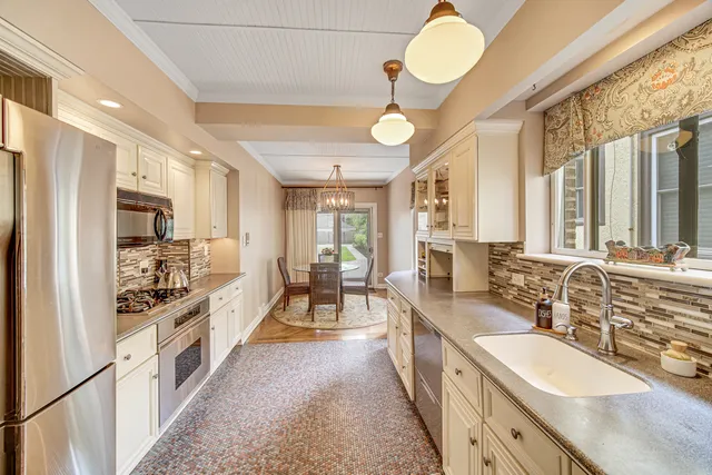 $775,000 | 9305 South Hoyne Avenue, Chicago, IL 60643