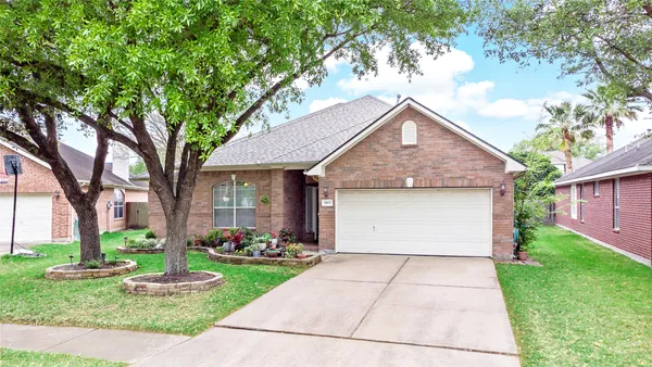 a front view of house with garage and yard