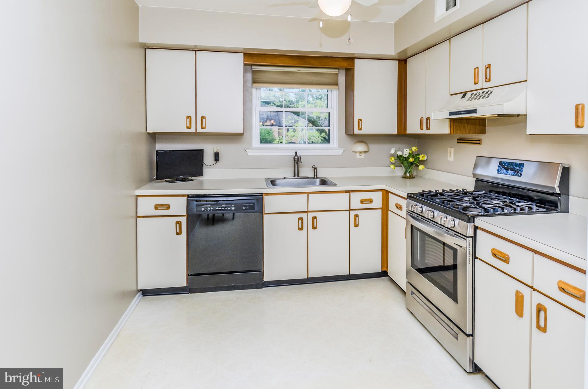 28 Adele Court Lawrence Township, NJ 08648 - Photo 10 of 23